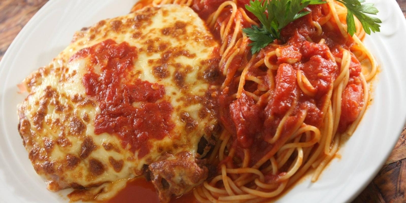 Parmegiana com Macarrão